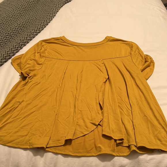 Old Navy Active Shirt with Split Back - Picture 2 of 2